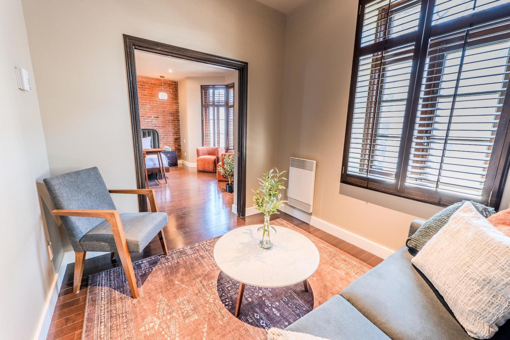 Self Check-in Boutique - Quartier Latin - 201 Montreal